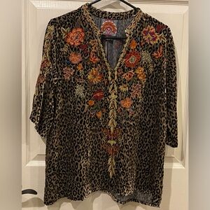 Johnny Was Taline Easy V-Neck Velvet Embroidered Cheetah Top Size Small NWT